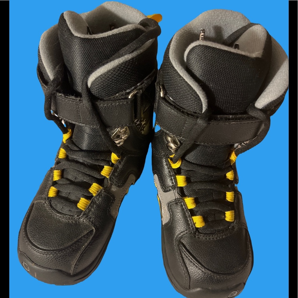 Burton freestyle snowboarding boots  size 1. As new.  Perfect condition.